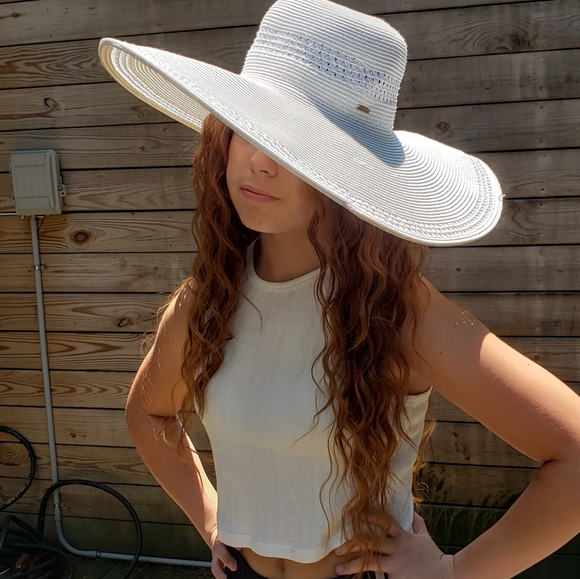 Nine West Accessories - Nine West Beautiful White Floppy Hat 😍
